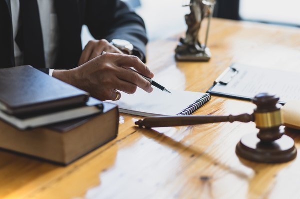 Recours légal en cas de retard de chantier : l'avocat à vos côtés