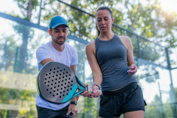 Découvrez les équipements padel indispensables pour briller
